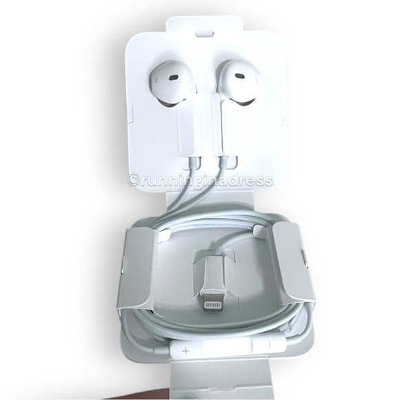 NIB Apple Wired EarPods with Lightning Connector - Picture 8 of 10